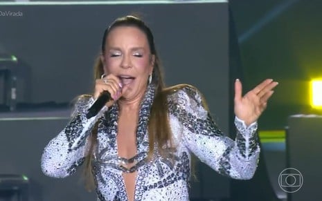 Ivete Sangalo faz careta enquanto canta no Show da Virada