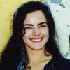 Ana Paula Arósio posa sorridente em foto nos bastidores da novela Terra Nostra