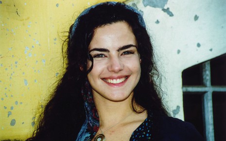 Ana Paula Arósio posa sorridente em foto nos bastidores da novela Terra Nostra