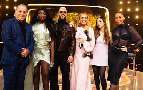 Tony Ramos, Kenya Sade, Belo, Eliana Michaelichen, Tatá Werneck e Sabrina Sato no palco do The Masked Singer Brasil