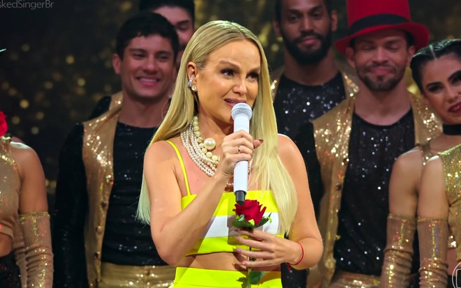 Eliana tem expressão emocionada no cenário do The Masked Singer Brasil 5