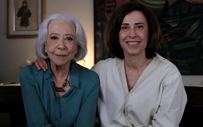 Fernanda Montenegro e Fernanda Torres posam sorridentes para foto do programa Tributo, da Globo