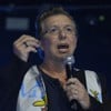 Boninho está de boca aberta e com expressão levemente nervosa em um evento