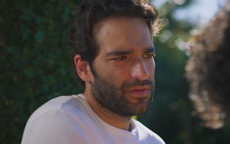 Humberto Carrão está em cena de Vale Tudo como Afonso