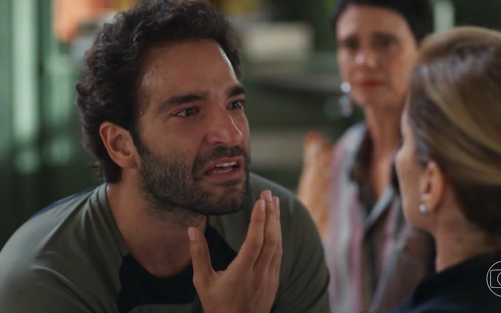 Humberto Carrão está em cena de Vale Tudo como Afonso