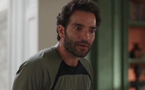 Humberto Carrão está em cena de Vale Tudo como Afonso