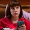 A atriz Alice Wegmann caracterizada como Solange em cena de Vale Tudo