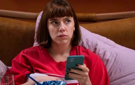 A atriz Alice Wegmann caracterizada como Solange em cena de Vale Tudo