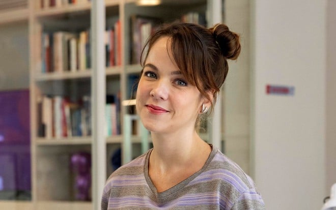 A atriz Cacá Ottoni como a Marieta em cena de Vale Tudo