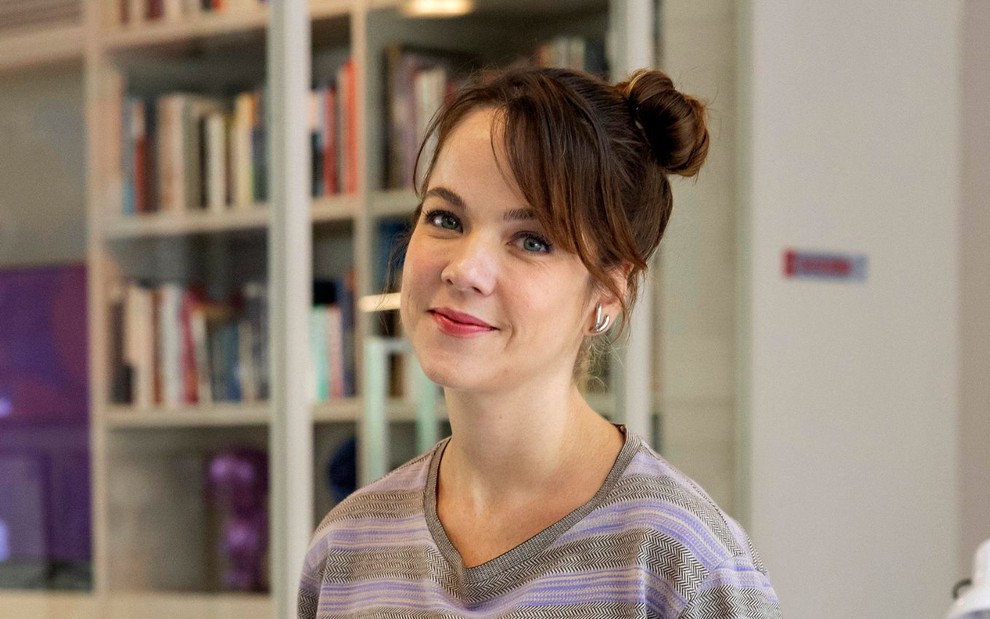 A atriz Cacá Ottoni como a Marieta em cena de Vale Tudo
