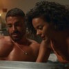 Cauã Reymond e Bella Campos estão juntos na cama, em roupas íntimas, em cena de Vale Tudo