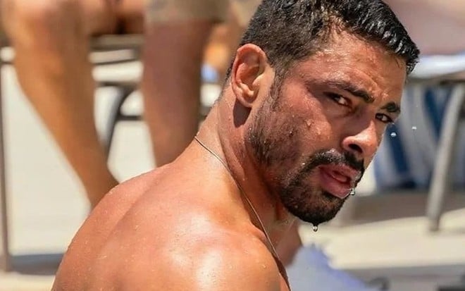 Cauã Reymond em cena de praia como César em Vale Tudo, da Globo