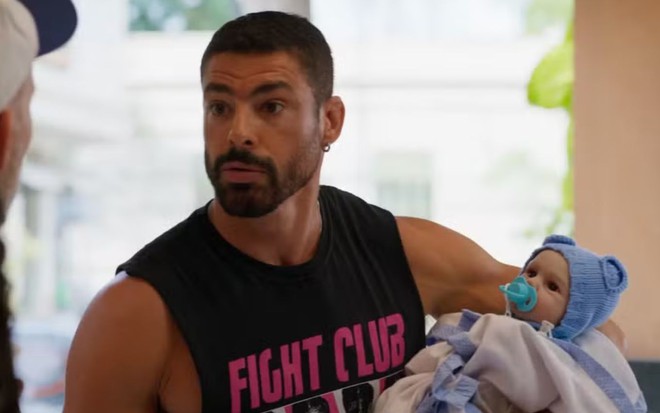 O ator Cauã Reymond como César em cena de Vale Tudo
