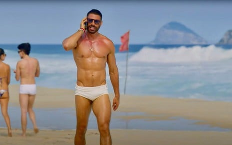 Cauã Reymond em cena de praia como César em Vale Tudo, da Globo