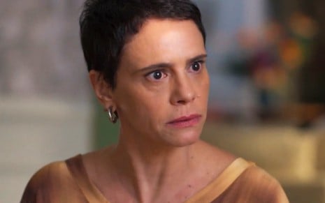 Malu Galli está caracterizada como Celina da novela Vale Tudo, da Globo
