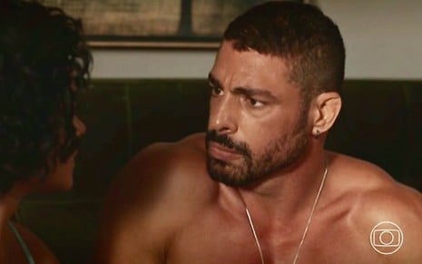 Cauã Reymond em cena como César em Vale Tudo, da Globo