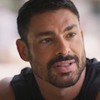 Cauã Reymond em cena de praia como César em Vale Tudo, da Globo