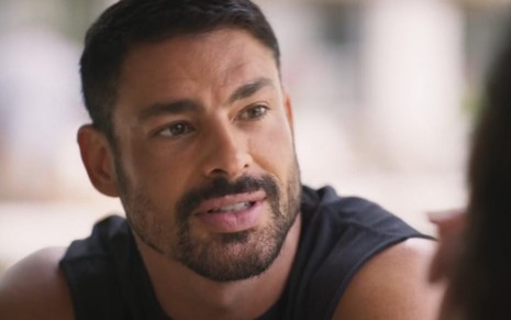 Cauã Reymond em cena de praia como César em Vale Tudo, da Globo
