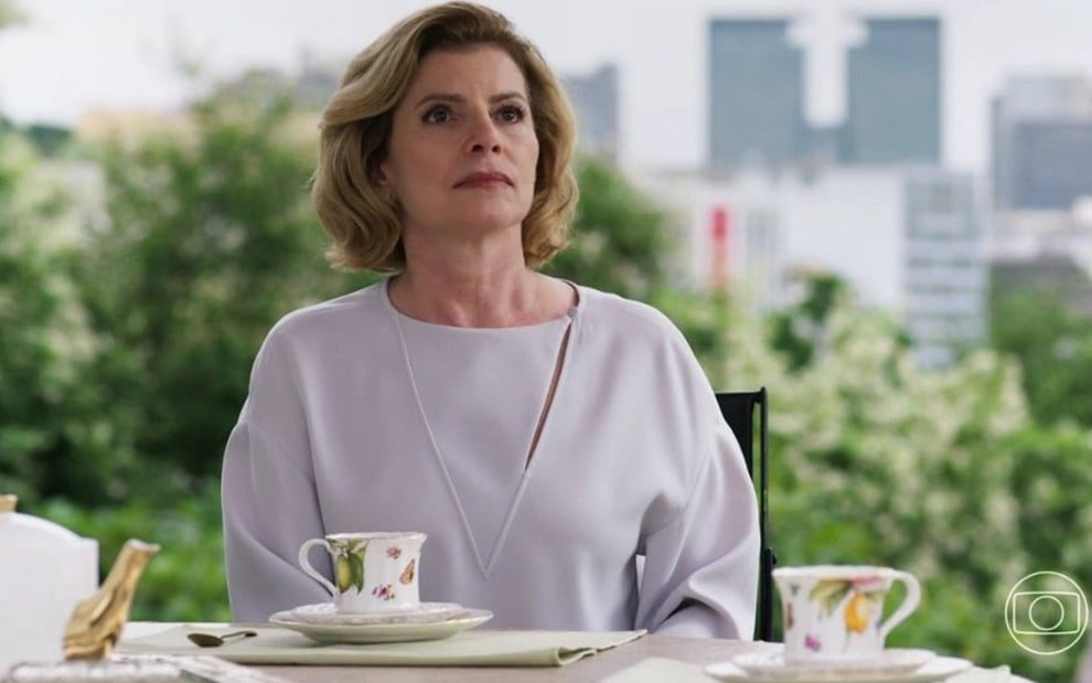 Debora Bloch tem expressão levemente surpresa em cena de Vale Tudo