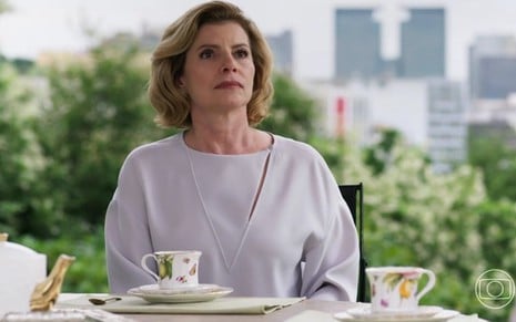 Debora Bloch tem expressão levemente surpresa em cena de Vale Tudo