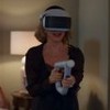 A atriz Debora Bloch como Odete Roitman segurando uma arma de plástico com óculos de realidade virtual em cena de Vale Tudo