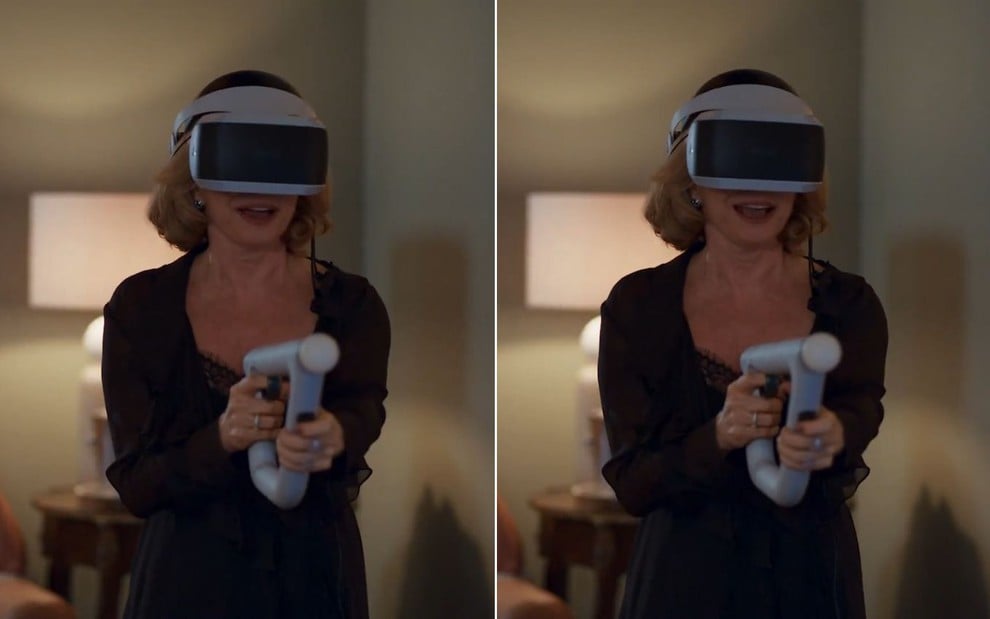A atriz Debora Bloch como Odete Roitman segurando uma arma de plástico com óculos de realidade virtual em cena de Vale Tudo