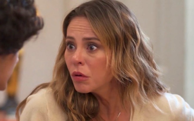 Paolla Oliveira está caracterizada como Heleninha Roitman no remake de Vale Tudo, da Globo