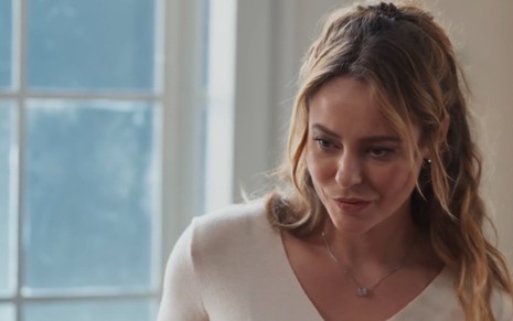 Paolla Oliveira está caracterizada como Heleninha Roitman no remake de Vale Tudo, da Globo