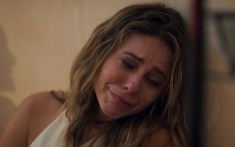 Heleninha (Paolla Oliveira) chora em cena da novela Vale Tudo, da TV Globo