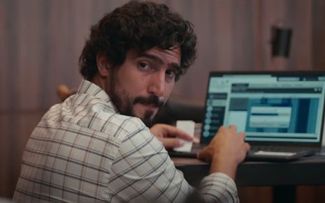 Renato Góes como Ivan em cena de Vale Tudo