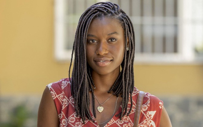 Jessica Marques está caracterizada como Daniela, sua personagem no remake de Vale Tudo