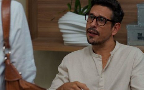 O ator João Vicente de Carvalho como Renato em cena de Vale Tudo