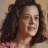 Maeve Jinkings interpreta Cecília em Vale Tudo; ela contracena com Lorena Lima (de costas)