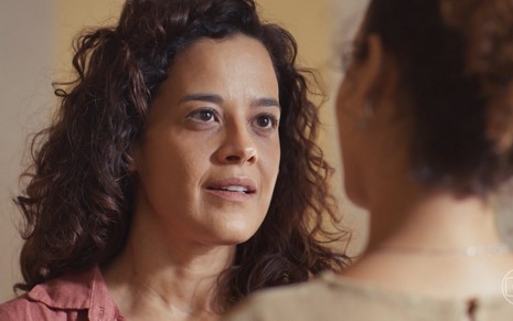 Maeve Jinkings interpreta Cecília em Vale Tudo; ela contracena com Lorena Lima (de costas)