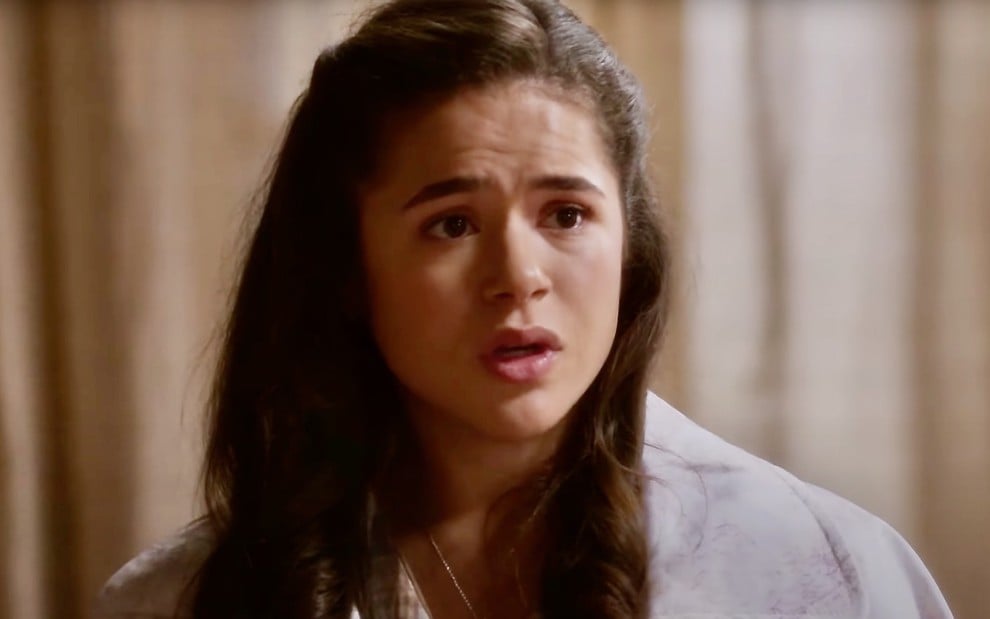 Maisa está caracterizada como Bia, sua personagem na novela Garota do Momento, da Globo