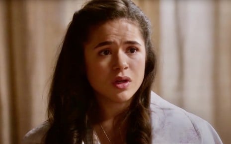 Maisa está caracterizada como Bia, sua personagem na novela Garota do Momento, da Globo