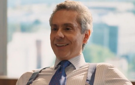 Alexandre Nero está caracterizado como Marco Aurélio em Vale Tudo