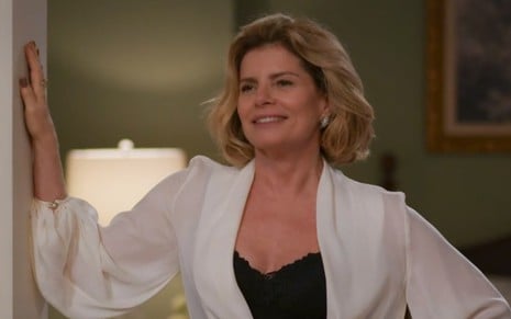 Debora Bloch em cena do remake de Vale Tudo, da Globo, como Odete Roitman