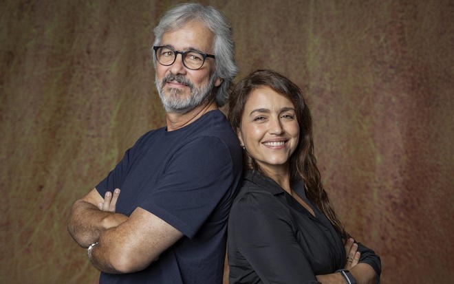 O diretor Paulo Silvestrini posa com a autora Manuela Dias para foto de divulgação de Vale Tudo, da Globo