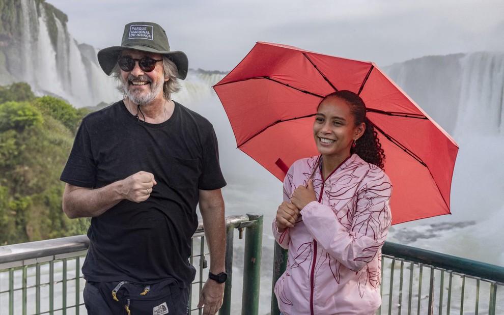 Paulo Silvestrini e Taís Araujo sorriem nos bastidores de Vale Tudo, em Foz do Iguaçu