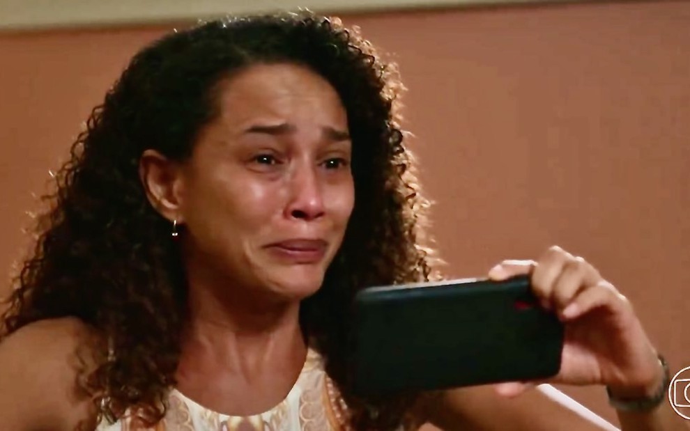 Taís Araujo está em cena como Raquel em Vale Tudo, remake da TV Globo