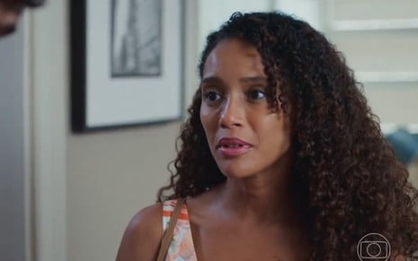 Taís Araujo está em cena como Raquel em Vale Tudo, remake da TV Globo
