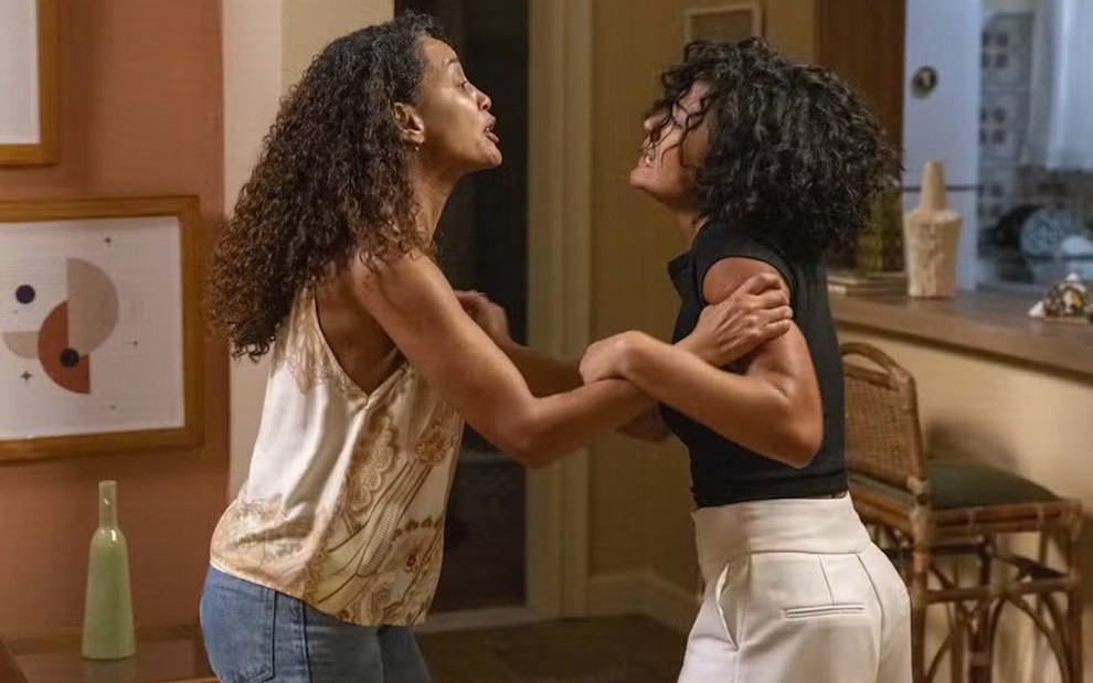 Taís Araujo contracena com Bella Campos em cena de agressão na novela Vale Tudo, da TV Globo