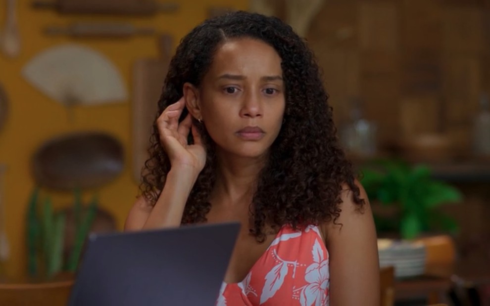 Taís Araujo está em cena como Raquel em Vale Tudo, remake da TV Globo