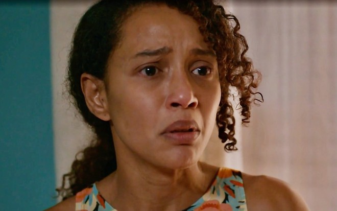 Taís Araujo está em cena como Raquel em Vale Tudo, remake da TV Globo