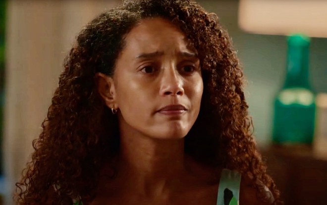 Taís Araujo está em cena como Raquel em Vale Tudo, remake da TV Globo