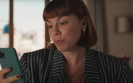 Alice Wegmann em cena de Vale Tudo, novela das nove da Globo, como Solange Duprat