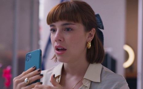 Alice Wegmann como Solange no remake de Vale Tudo, da Globo