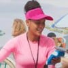 A atriz Taís Araujo como Raquel vendendo sanduíche na praia em cena de Vale Tudo