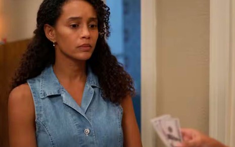 A atriz Taís Araujo como Raquel em cena de Vale Tudo